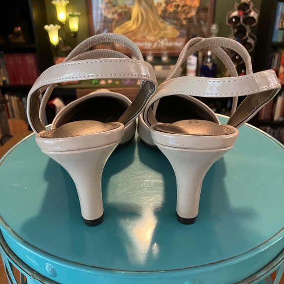 Naturalizer Heels - Picture 5 of 6